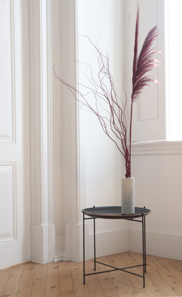 CONCRETE AND PAINTED ERYNGIUM LEAF