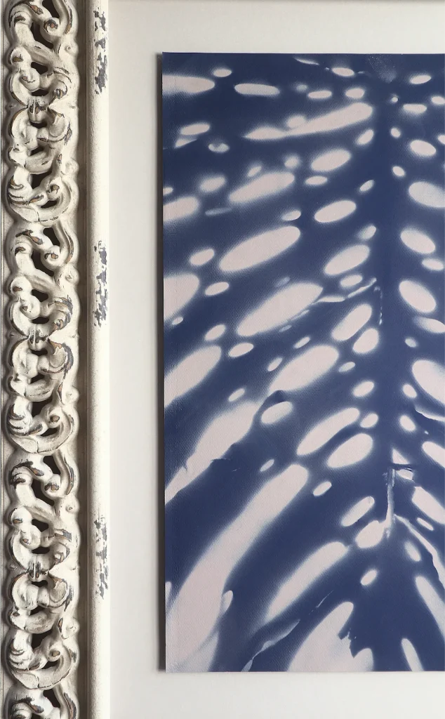 HIGH-GRAMMAGE PAPER ON COLOR PASSEPARTOUT MOUNTED IN A WHITE FRAME CORNICE