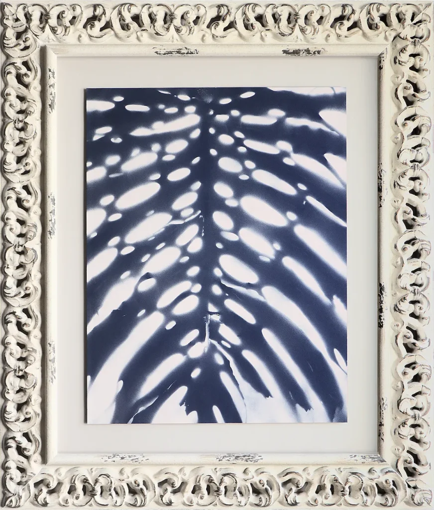 HIGH-GRAMMAGE PAPER ON COLOR PASSEPARTOUT MOUNTED IN A WHITE FRAME CORNICE